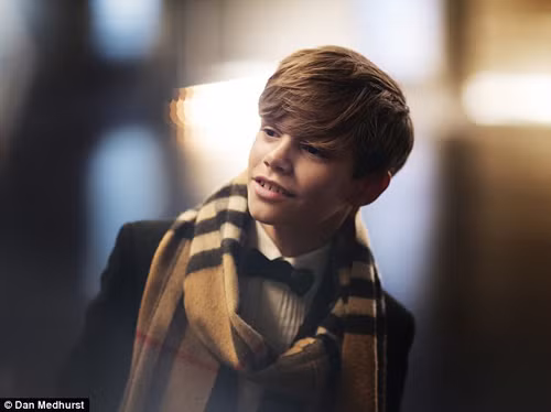 Con trai Beckham lịch lãm trong quảng cáo Burberry ảnh 3