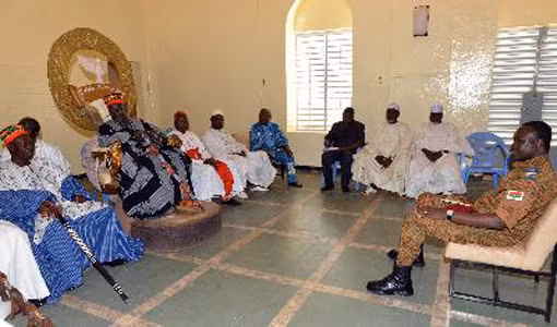 Quân đội Burkina Faso nhất trí 1 năm chuyển tiếp ảnh 1