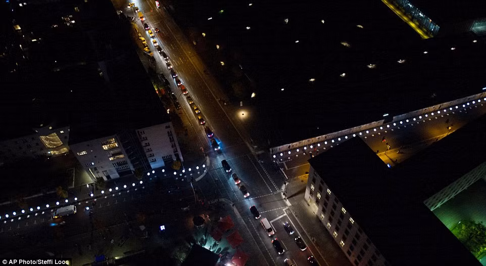 Đức tái hiện 'Bức tường Berlin' bằng ánh sáng ảnh 3