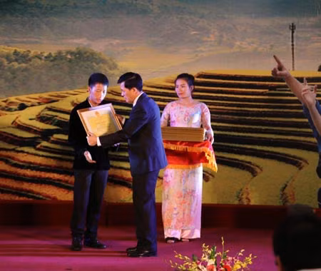 Tuyên dương những con em xuất sắc của đồng bào ảnh 2