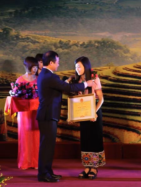 Tuyên dương những con em xuất sắc của đồng bào ảnh 3