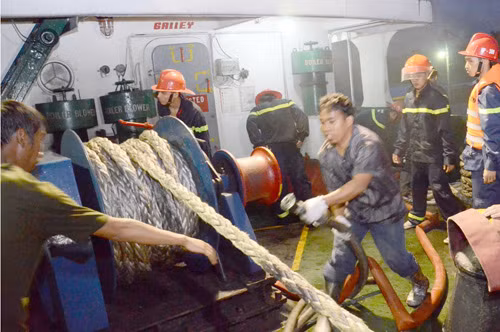 Tàu chở nhựa đường đậu gần kho xăng bốc cháy ảnh 1