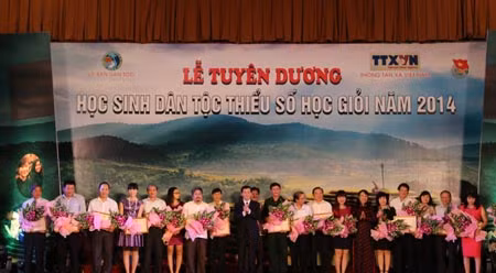Lễ tuyên dương học sinh giỏi dân tộc thiểu số 2014 ảnh 2