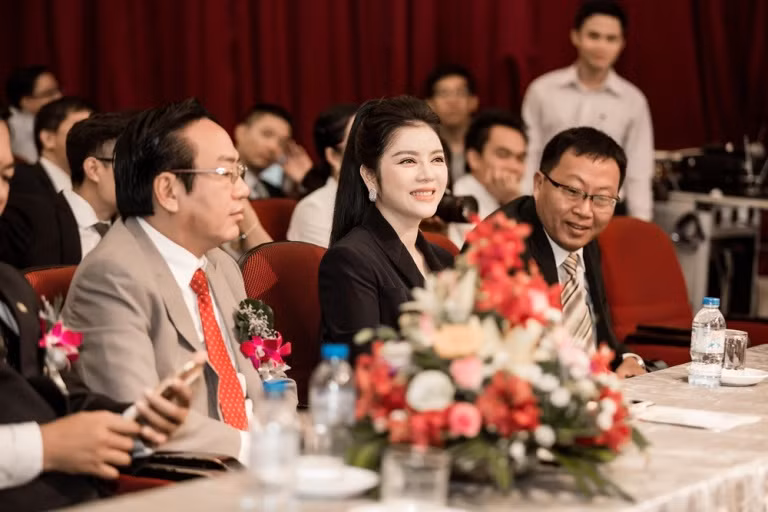 Lý Nhã Kỳ khoe thần thái sang trọng đi nhận giải ảnh 9