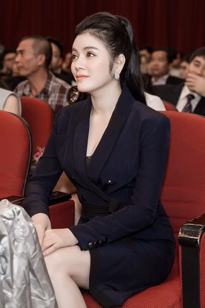 Lý Nhã Kỳ khoe thần thái sang trọng đi nhận giải ảnh 4