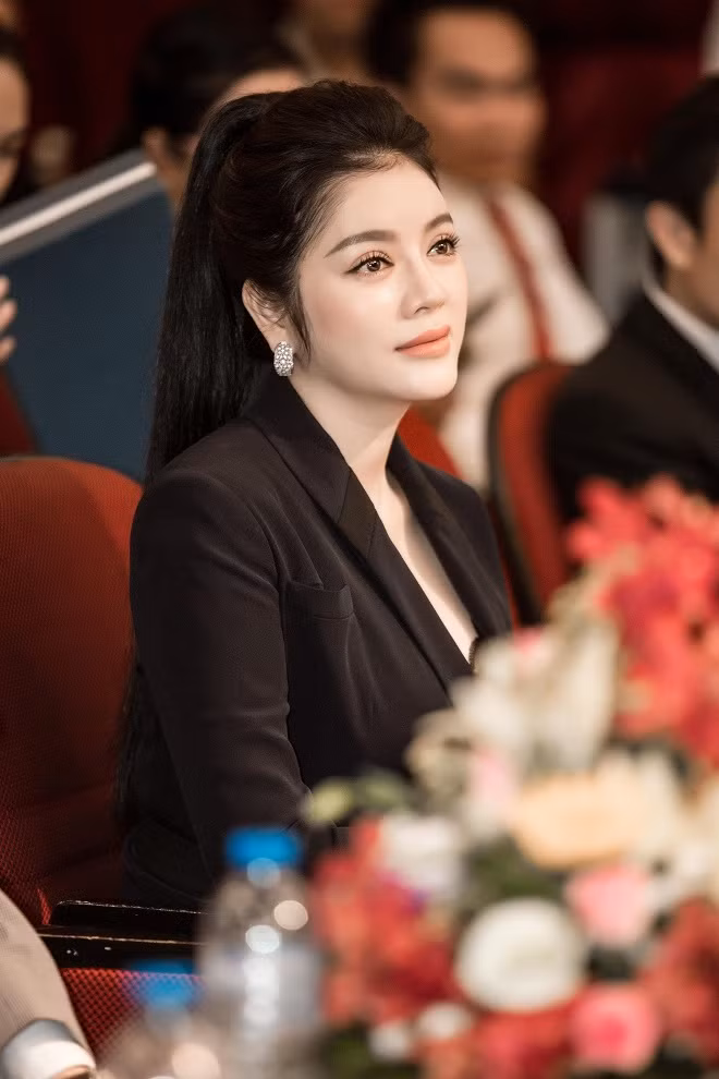 Lý Nhã Kỳ khoe thần thái sang trọng đi nhận giải ảnh 5
