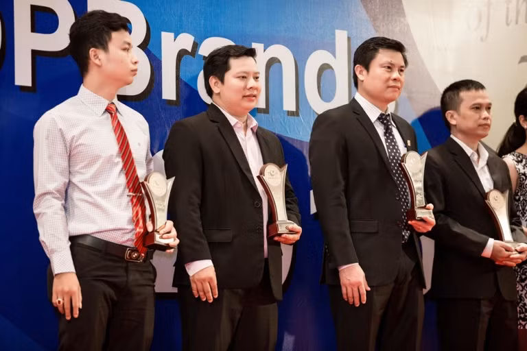 Lý Nhã Kỳ khoe thần thái sang trọng đi nhận giải ảnh 6