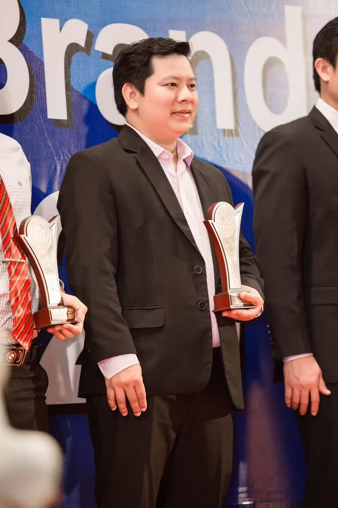 Lý Nhã Kỳ khoe thần thái sang trọng đi nhận giải ảnh 7