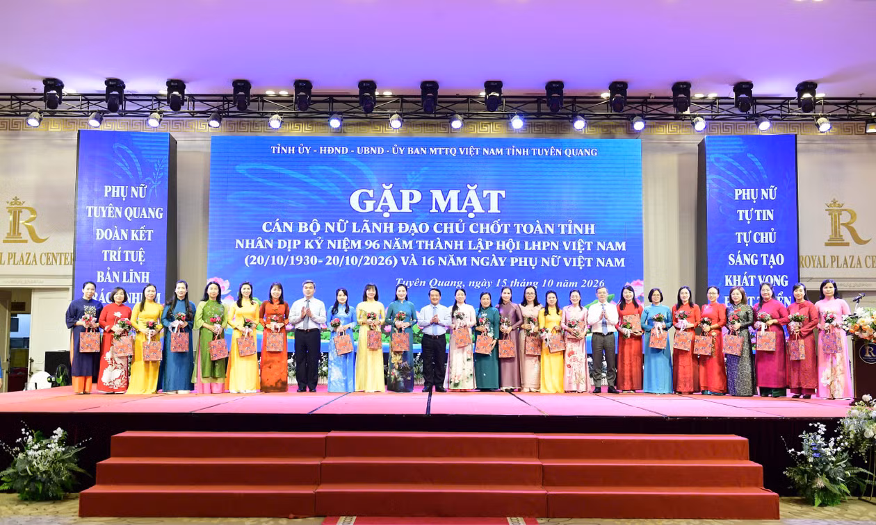 Lãnh đạo tỉnh Tuyên Quang tặng quà chúc mừng cán bộ nữ lãnh đạo. quản lý toàn tỉnh nhân kỷ niệm Ngày thành lập Hội Liên hiệp Phụ nữ Việt Nam và Ngày Phụ nữ Việt Nam 20/10.