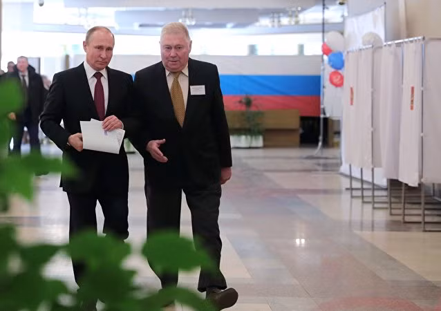 Chùm ảnh Tổng thống Nga Putin và các đối thủ đi bỏ phiếu ảnh 1