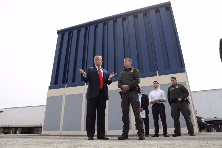 Tổng thống Trump đi thị sát mẫu tường biên giới ngăn Mỹ-Mexico ảnh 3