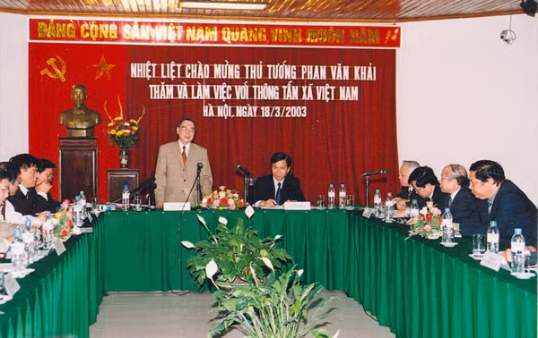 Thủ tướng Phan Văn Khải với các chuyên gia và phóng viên báo chí ảnh 1