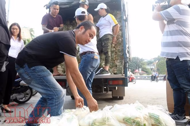 Người dân Thủ đô 'giải cứu' củ cải giúp nông dân Tráng Việt ảnh 1