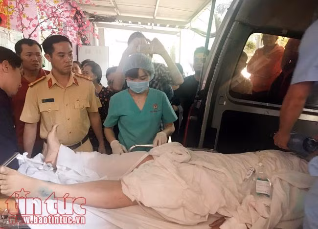 Một CSGT bị xe máy tông kéo lê gần 10 mét trong tình trạng nguy kịch ảnh 1
