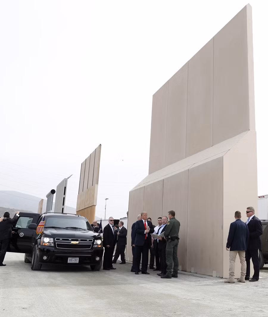 Tổng thống Trump đi thị sát mẫu tường biên giới ngăn Mỹ-Mexico ảnh 2