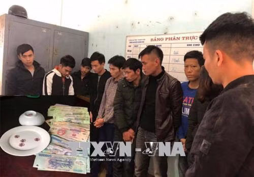 Công an mật phục, bắt quả tang 12 con bạc xóc đĩa ăn tiền ảnh 1