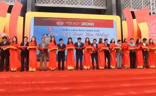 Triển lãm ảnh báo chí 'Hà Nội trái tim hồng' ảnh 1
