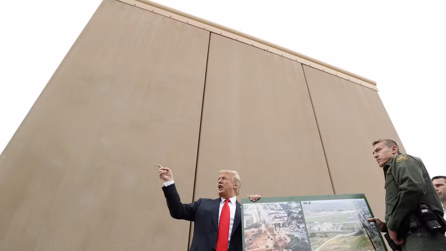 Tổng thống Trump đi thị sát mẫu tường biên giới ngăn Mỹ-Mexico ảnh 1