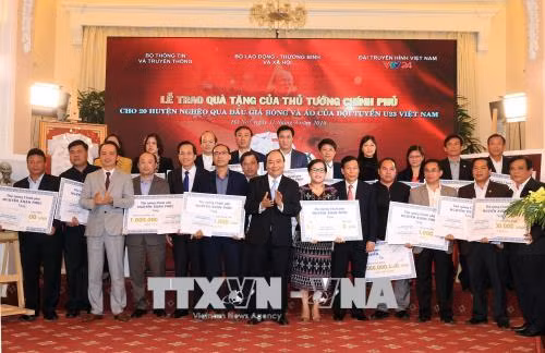 Thủ tướng trao tiền đấu giá bóng và áo đội U23 Việt Nam cho huyện nghèo ảnh 2