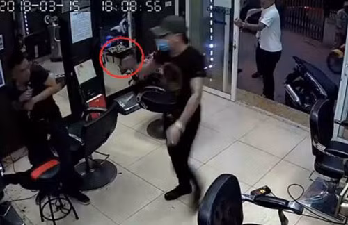 Tạm giữ hình sự hai nghi phạm nổ súng tại hiệu cắt tóc ở Nam Từ Liêm, Hà Nội ảnh 1