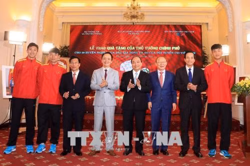 Thủ tướng trao tiền đấu giá bóng và áo đội U23 Việt Nam cho huyện nghèo ảnh 3