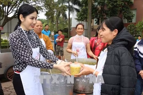 Ấm áp nồi cháo từ thiện ảnh 1