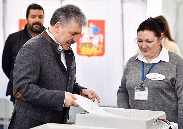 Chùm ảnh Tổng thống Nga Putin và các đối thủ đi bỏ phiếu ảnh 4