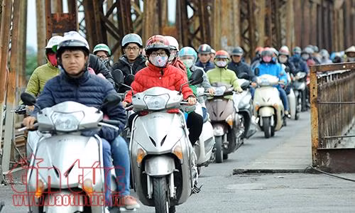 Người Hà Nội co ro trong cái rét đầu đông ảnh 1