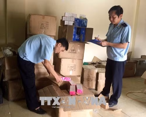 Hải quan cửa khẩu Móng Cái bắt giữ lượng lớn hàng mỹ phẩm nhập lậu ảnh 1