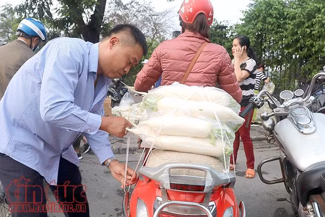 Người dân Thủ đô 'giải cứu' củ cải giúp nông dân Tráng Việt ảnh 14