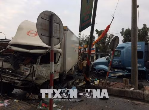 Xe container nổ lốp, tông xe tải ngược chiều tại Thừa Thiên - Huế ảnh 1