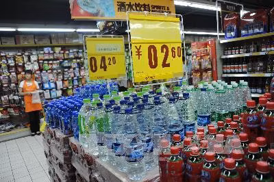 Phát hiện đáng lo ngại về hạt nhựa trong nước đóng chai ảnh 1