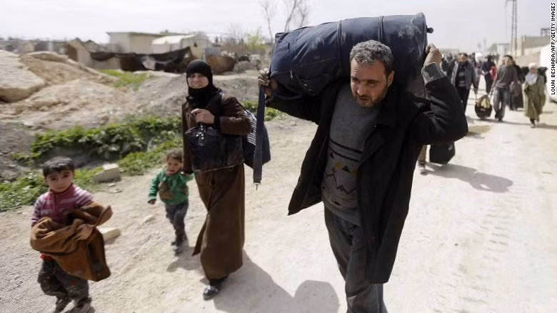 Chùm ảnh hàng chục nghìn dân thường Syria tháo chạy khỏi điểm nóng Đông Ghouta ảnh 2