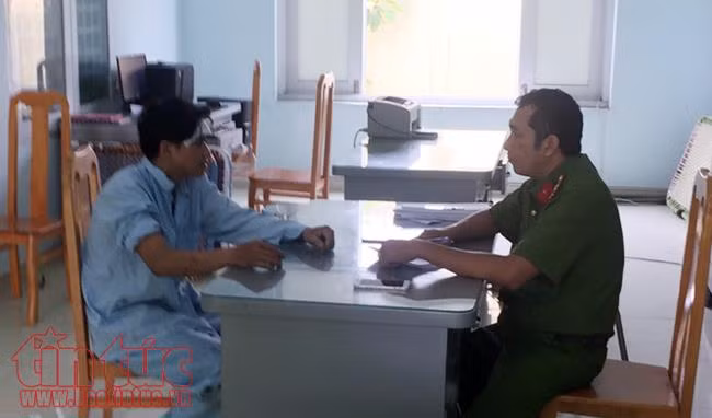 Một CSGT bị xe máy tông kéo lê gần 10 mét trong tình trạng nguy kịch ảnh 2