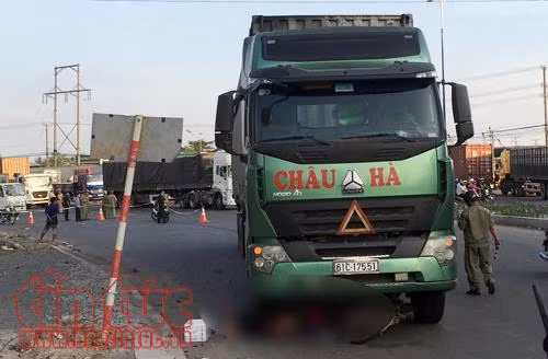 Xe container cuốn xe máy vào gầm, một thanh niên tử vong ảnh 1