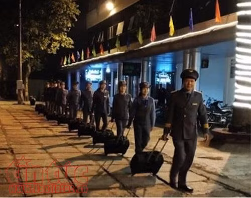 Tiếp viên đường sắt trả lại 30 triệu đồng cho du khách nước ngoài bỏ quên ảnh 1