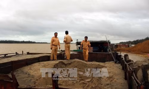 Phát hiện 5 tàu khai thác cát trái phép trên sông Thu Bồn ảnh 1