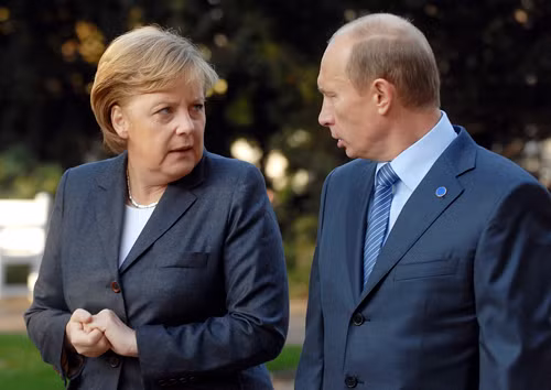 Được Thủ tướng Merkel tặng bia, Tổng thống Putin đáp lễ bằng đặc sản Nga ảnh 1