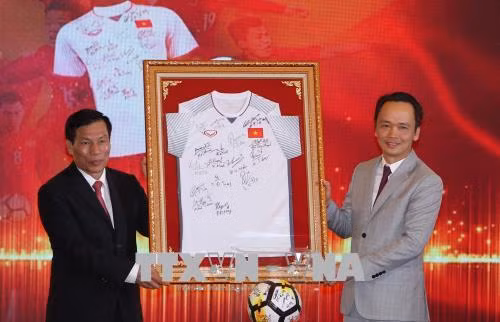 Thủ tướng trao tiền đấu giá bóng và áo đội U23 Việt Nam cho huyện nghèo ảnh 5