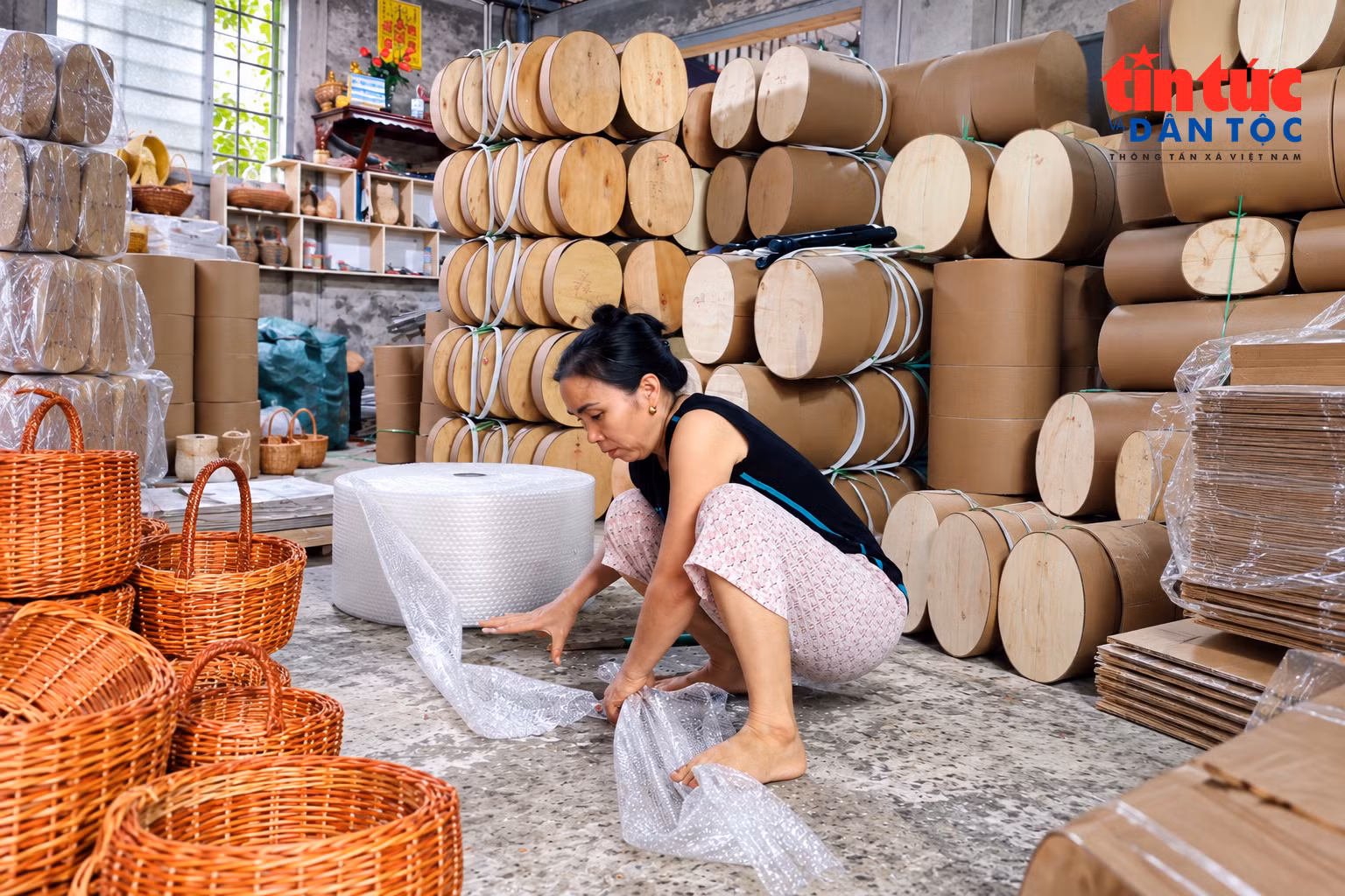 baotintuc_tr_goi-hang-giua-xuong-thu-cong-1.png