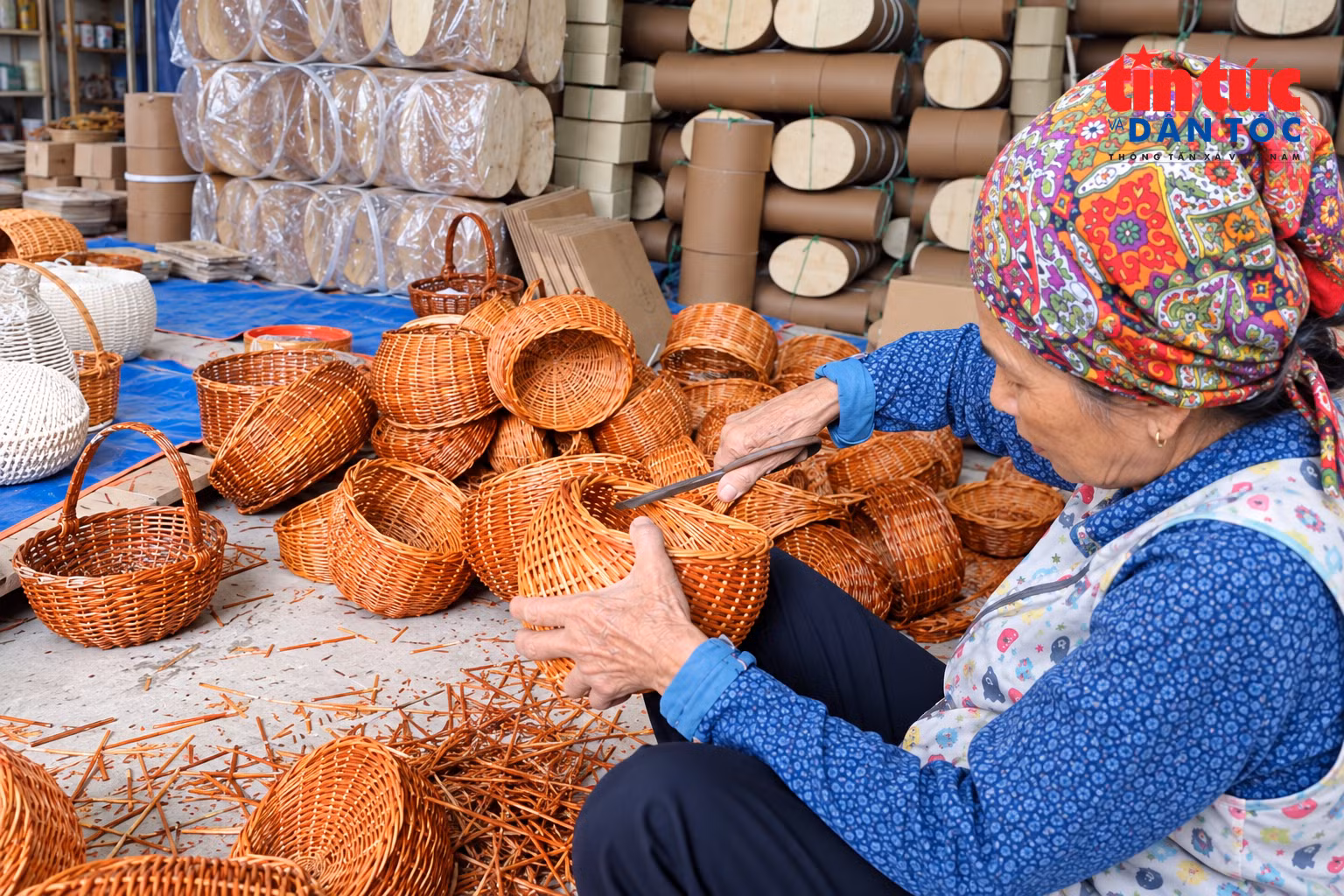 Nghệ nhân làng nghề xã Phượng Dực đang đan giỏ thủ công giới thiệu trên sàn thương mại điện tử.