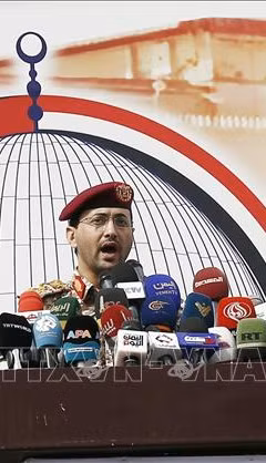 Người phát ngôn Houthi, ông Yahya Sarea phát biểu tại Sanaa, Yemen. Ảnh: THX/TTXVN