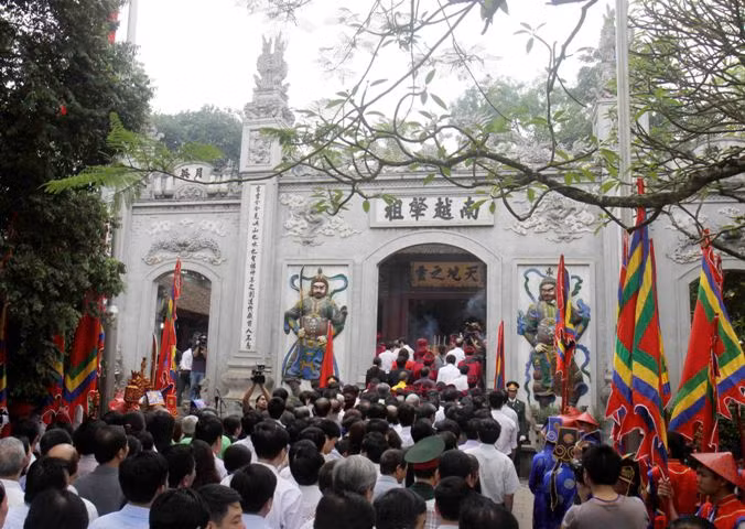 Người, xe ùn ùn đổ về Lễ hội Đền Hùng ảnh 1