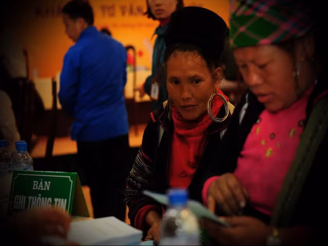 Khám bệnh cho bà con dân tộc bằng “song ngữ” ảnh 1