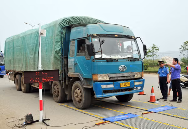 Ra quân kiểm tra xe quá tải, tất cả đều vi phạm ảnh 1