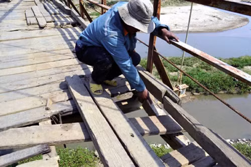 Ưu tiên làm cầu treo vùng khó khăn ảnh 1