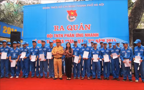 Hà Nội ra mắt 30 đội thanh niên phản ứng nhanh giao thông ảnh 1