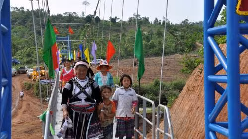 Khánh thành cầu treo Sam Lang, nơi học sinh 'chui túi nilon qua suối' ảnh 2