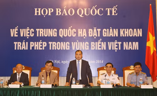 Trung Quốc đưa cả tàu quân sự vào vùng biển Việt Nam ảnh 1