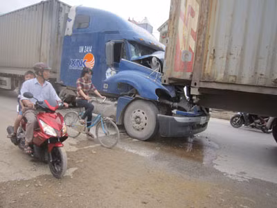 Xe container đâm nhau nát đầu trên quốc lộ 1A ảnh 1